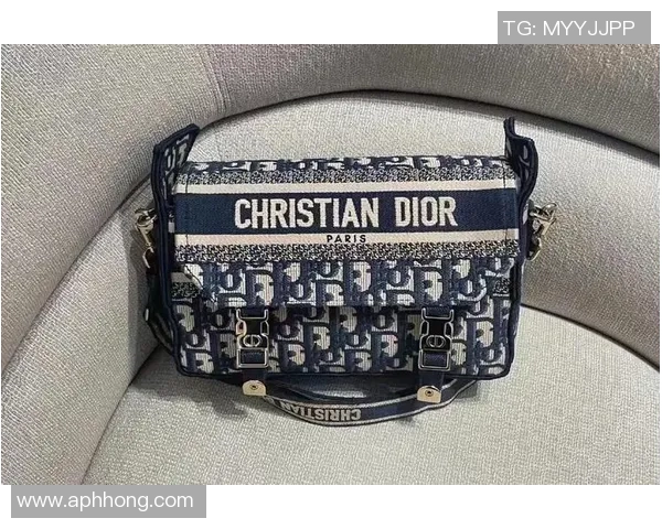 迪奥邮差包与足球明星的时尚碰撞引领潮流新风尚